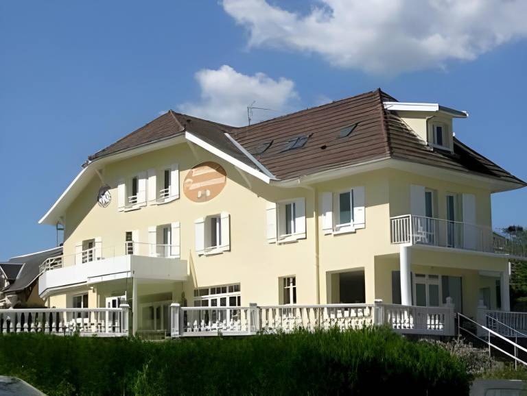 Serviced apartment with patio & garden in Talloires-Montmin