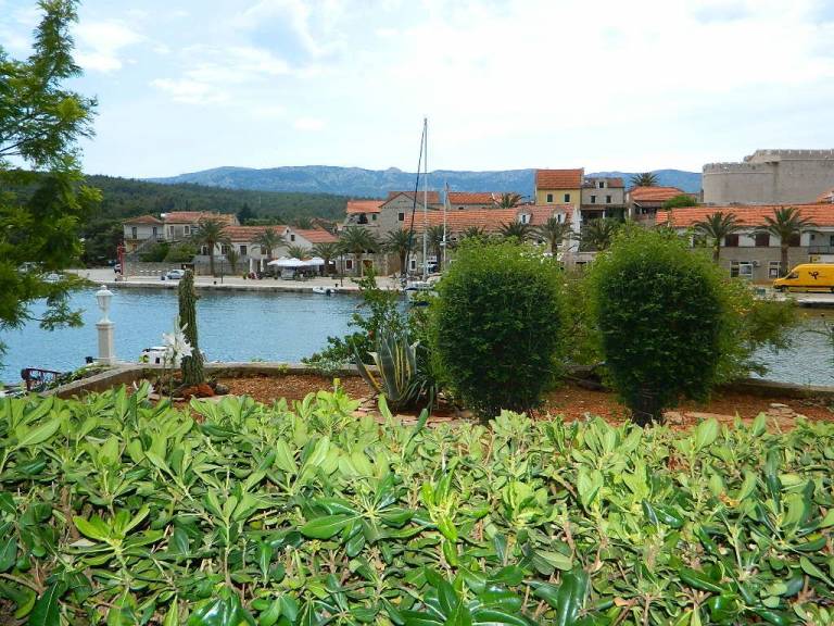 Lovely dedicated room with barbecue, patio & yard | Sea view | Pets allowed in Hvar