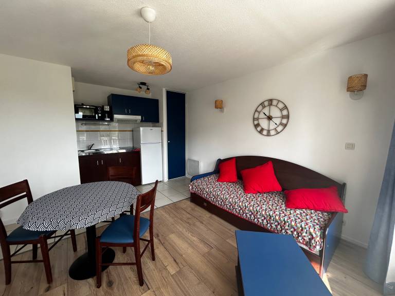 Apartment with pool — photo 3
