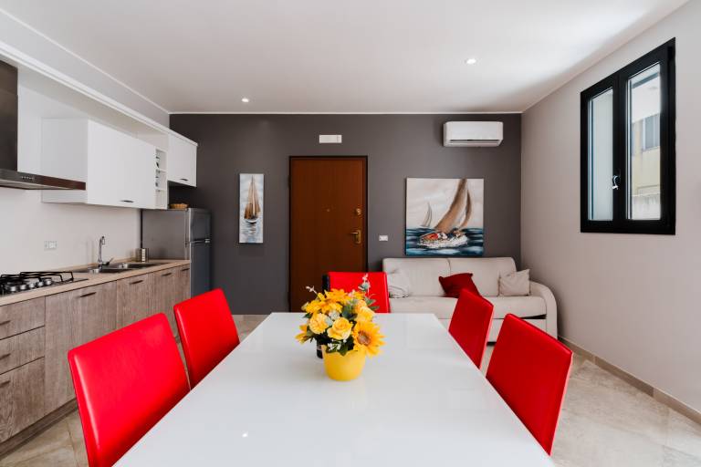 Modern Apartment "Casa Giuditta Deluxe" with Air Conditioning and Balcony — photo 4