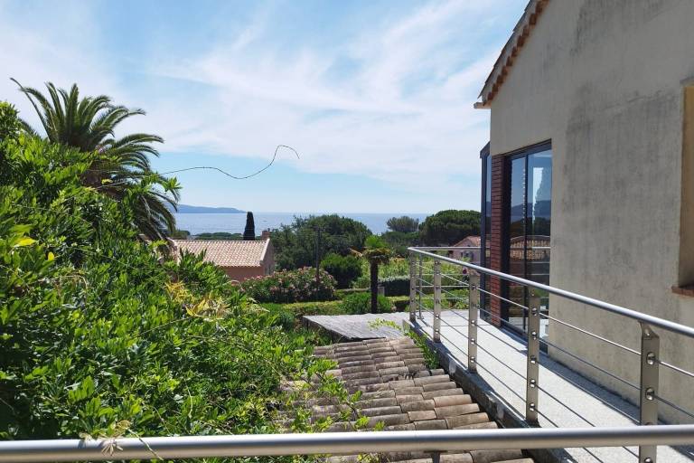 Modern cocoon with garden and beautiful sea view — photo 2