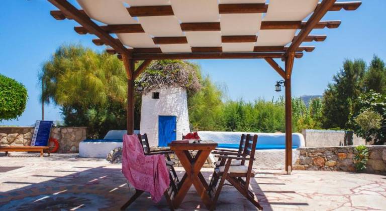 Apartment with pool, patio & garden | Pets allowed — photo 3