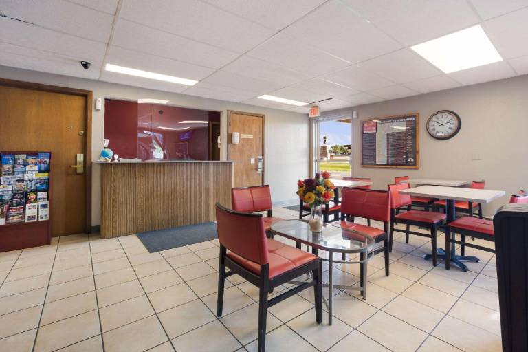 Econo Lodge Inn & Suites Escanaba North — photo 5