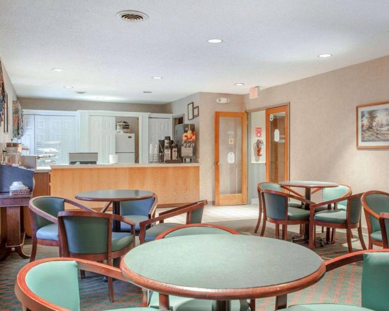 Econo Lodge Inn & Suites Knoxville East — photo 4