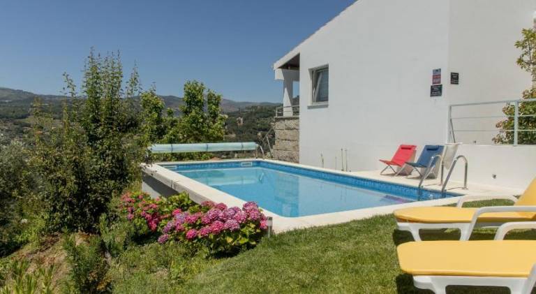 Fully equipped vacation home with barbeque, garden & private pool | Perfect for remote work | Pets are welcome in Viseu