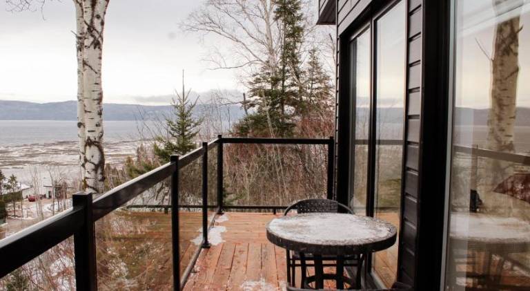 Chalet with patio — photo 4