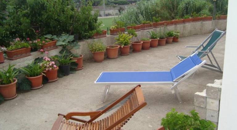 Holiday apartment with garden, barbecue & patio — photo 5