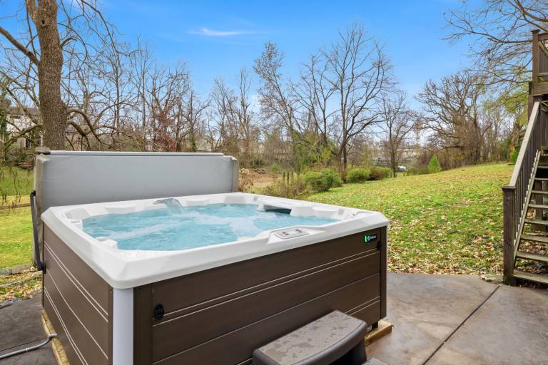 Valley House-Walk to Downtown-Outdoor Oasis-HotTub — photo 3