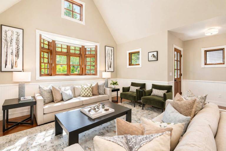 Spacious Designer 3BR Victorian with AC Hot Tub — photo 2