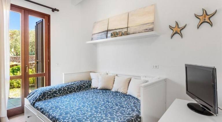 Apartment with pool — photo 2