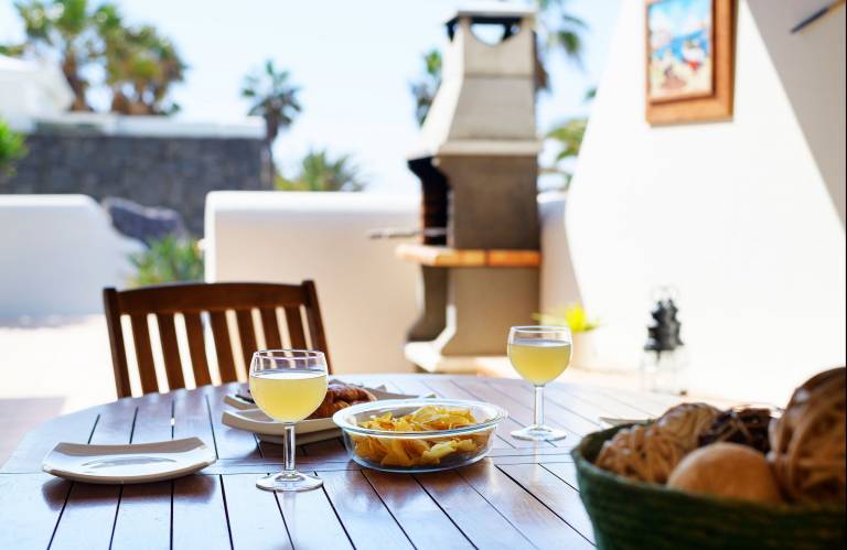 Vacation home with patio, BBQ & yard — photo 4