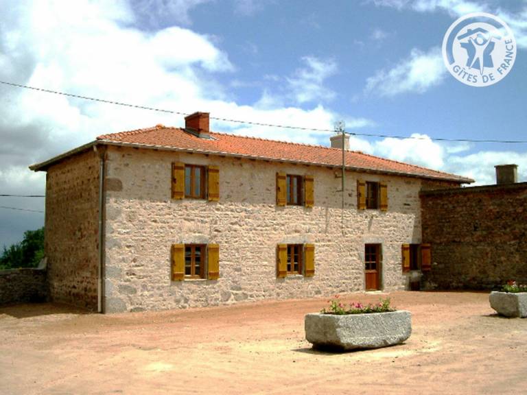 Secluded and peaceful cottage in Monts de la Madeleine, pet-friendly in Roanne
