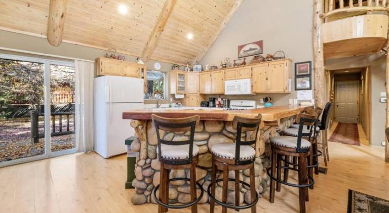 Abe's Cool Cabin - Nice luxury home with a game room, hot tub, and pool table — photo 4