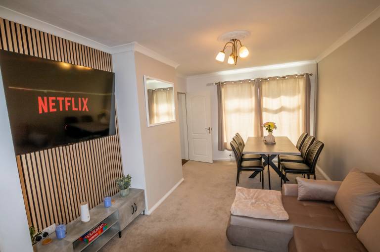 3 Bed Home Sleeps 8 Stoke City fc Parking