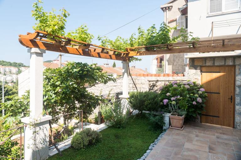 Apartments Gaura One Bedroom Apartment with Terrace