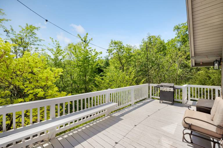 Chalet with yard, hot tub & barbeque | Suitable for remote work — photo 4