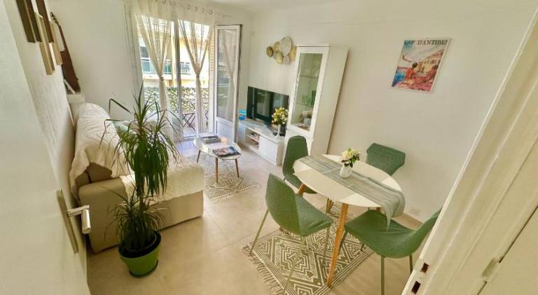 Apartment with 1 room for 4 persons in Antibes