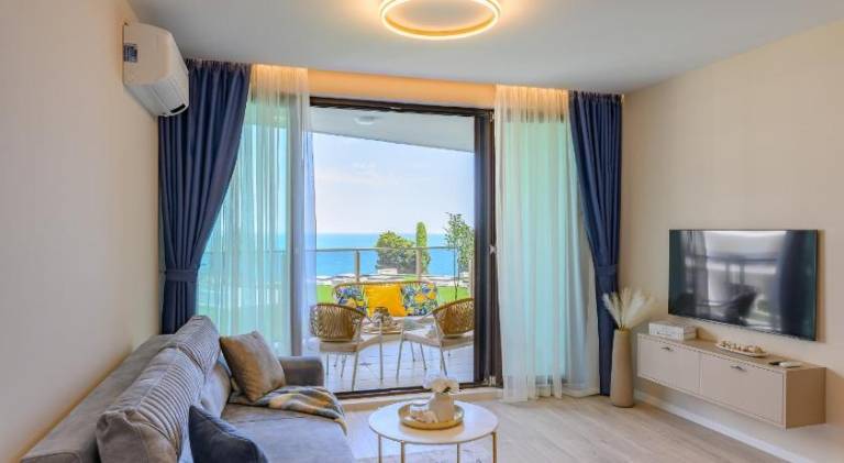 Luxury Sea View Appartment with Beach Access - Parking & Heated Pool in Varna