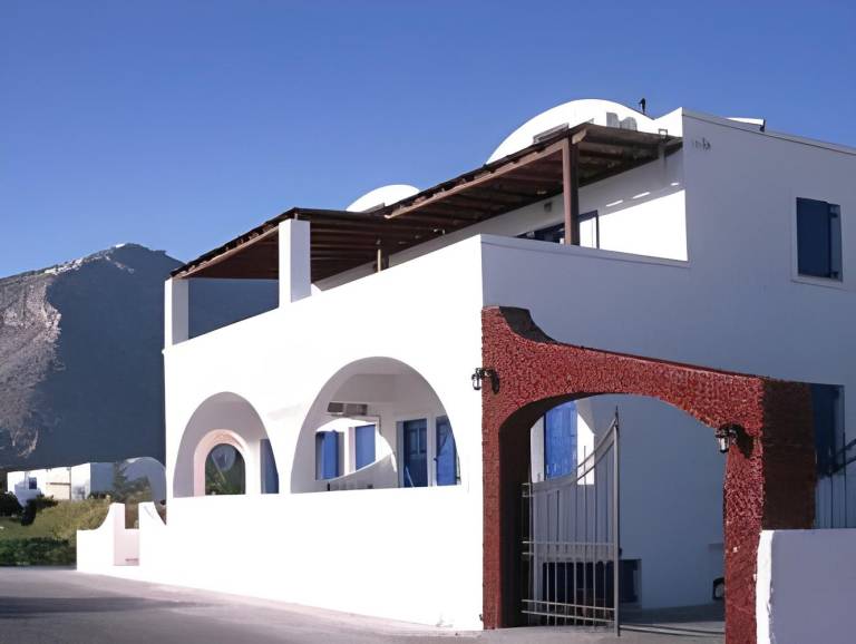 Holiday apartment with yard, barbeque & terrace in Santorini