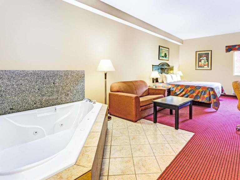 Days Inn & Suites by Wyndham Jeffersonville IN — photo 4
