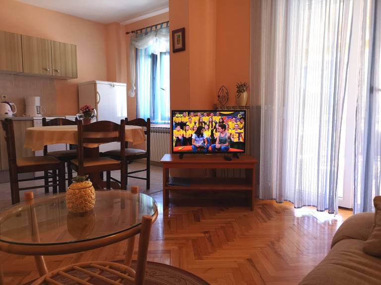 Fully equipped beautiful apartment with patio, BBQ & pool | Pets are welcome — photo 3