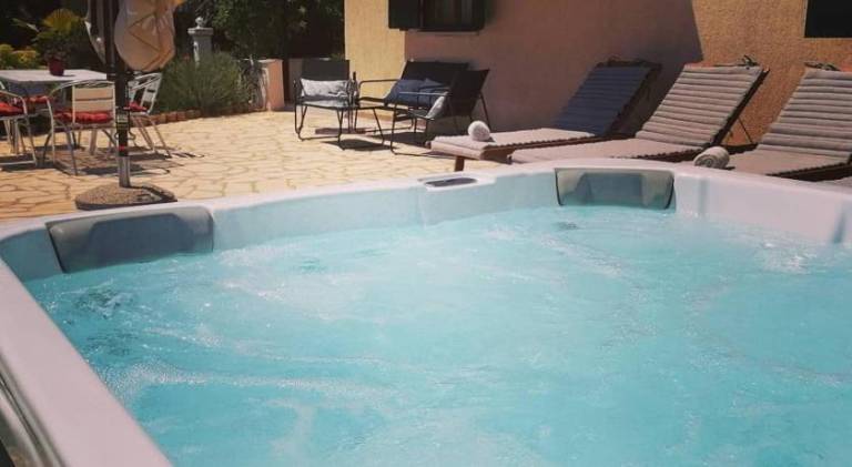 Charming villa with jacuzzi, yard & barbeque | Good for workation | Dogs allowed in Rovinj