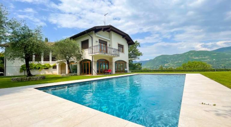 Villa with pool in Gardone Riviera