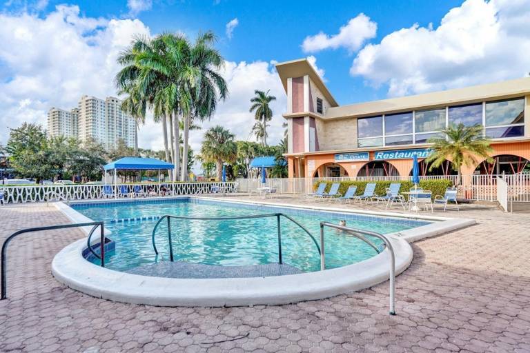 Spacious holiday apartment with terrace, pool & yard | Perfect for remote work | Pets are welcome in Aventura, FL