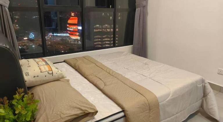 Serviced apartment with patio, private pool & yard — photo 2