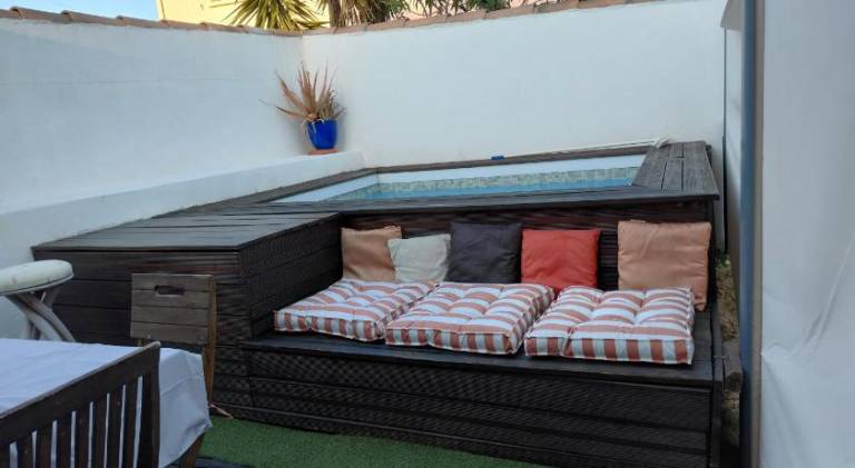 Apartment with yard, private pool & terrace in Bandol