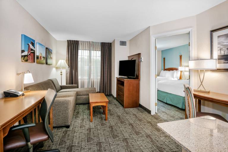 1 Qn Bd 2 Dbl Beds 2 Bdrm Ste Nonsmoking