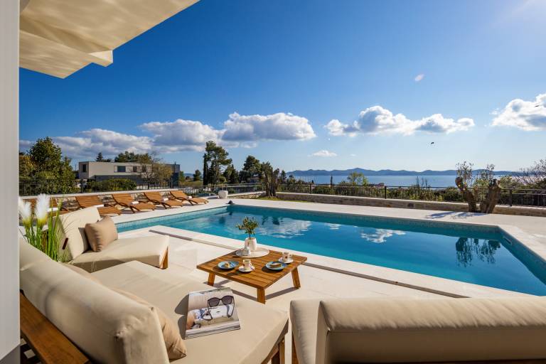 Family-oriented villa with private pool, garden & BBQ | Pet-friendly — photo 3