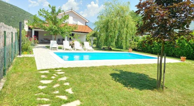 Vacation home with pool in Mostar