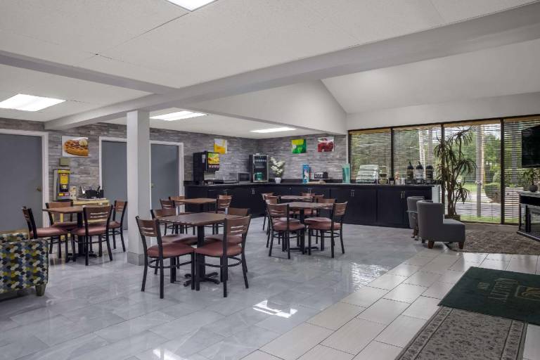 Quality Inn Toledo Westgate — photo 3