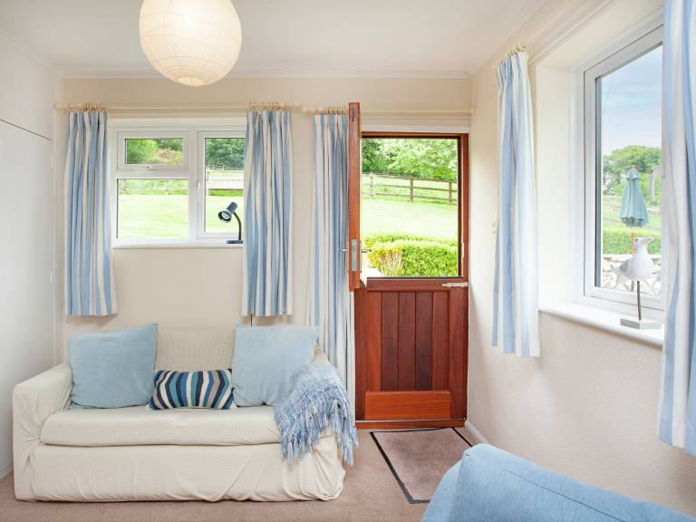 Cottage with garden — photo 4