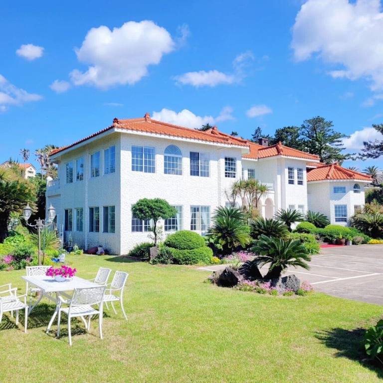 Villa Aewolhaean-ro