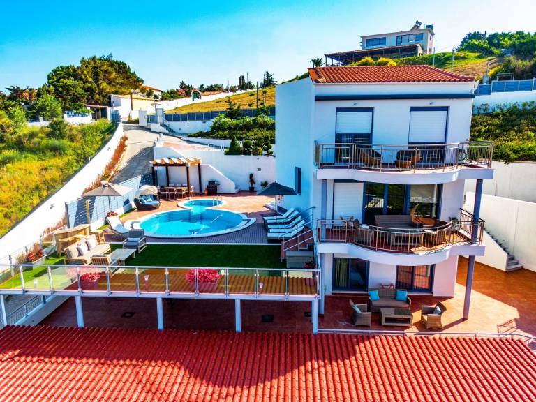 Vacation home with private pool, barbeque & yard | Next to the beach | Pets are welcome — photo 2
