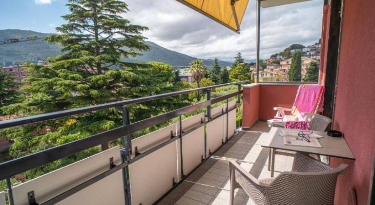 Serviced apartment with patio & yard | Beach nearby | Pet-friendly — photo 3