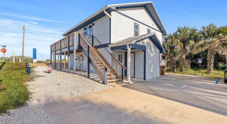Oceanfront 2-Bedroom Condo Pet Friendly Deck & Views Near Beach — photo 4