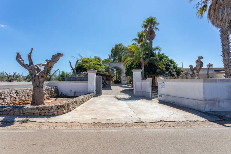 Family-friendly wonderful vacation home with yard, terrace & grill | Garden view | Pet-friendly — photo 4