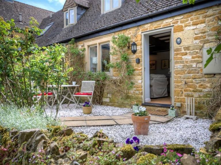 Family-oriented cottage with yard | Pets allowed — photo 2