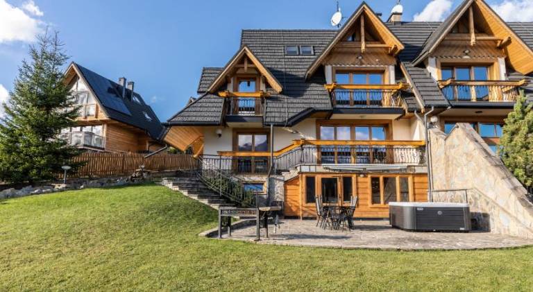 Chalet with hot tub — photo 2