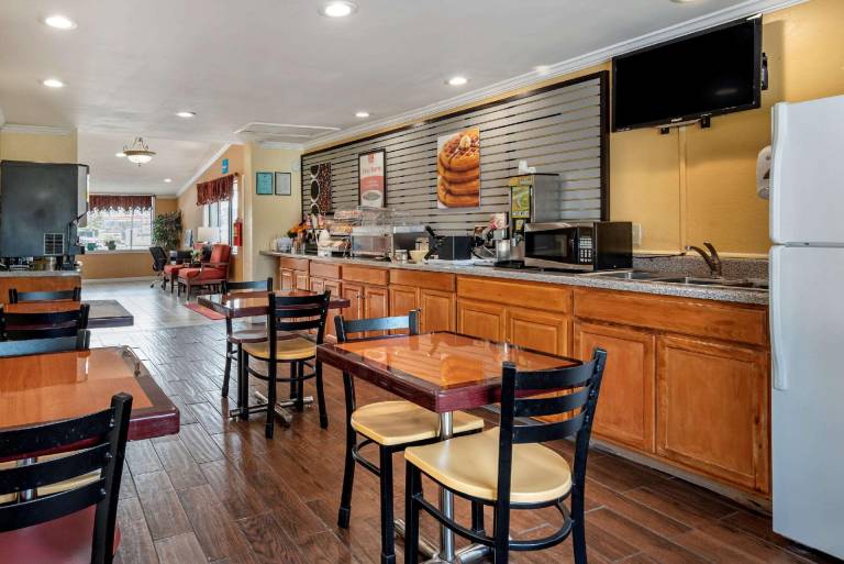 Econo Lodge Oxford near Choccolocco Park — photo 4