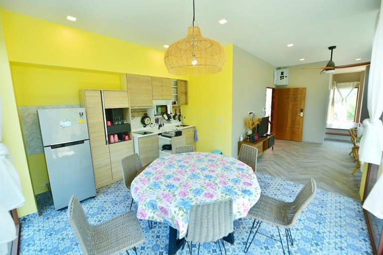 Beautiful apartment with grill, garden & pool | Perfect for remote work | Pets allowed — photo 4