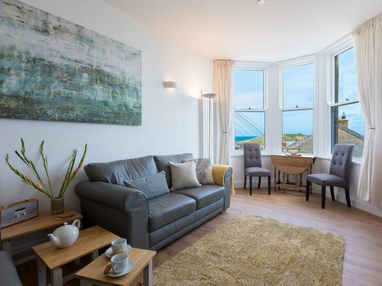 Cottage with yard & patio | Beach view — photo 3