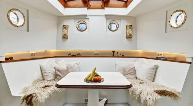 Boat with patio & yard | Next to Red-light district in Amsterdam