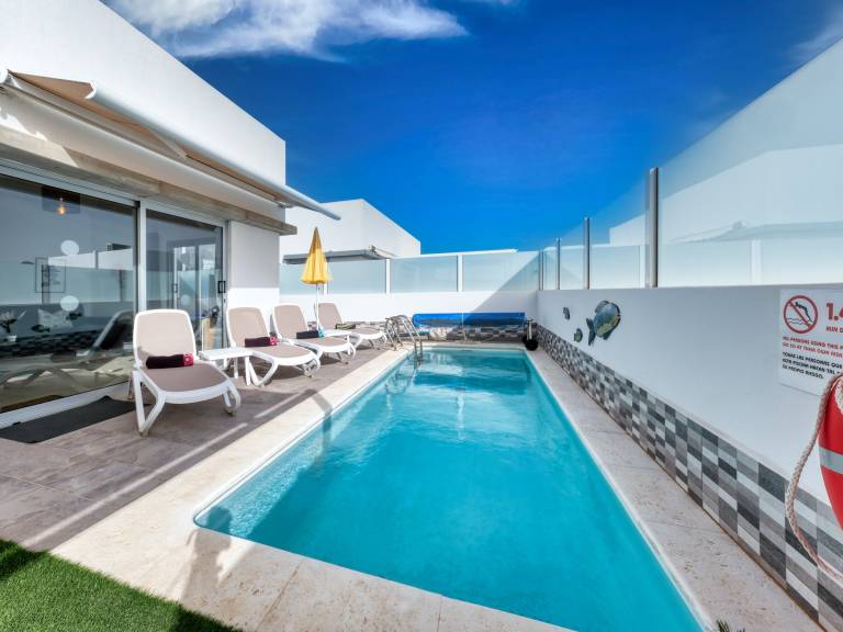 House with BBQ, yard & private pool in Yaiza