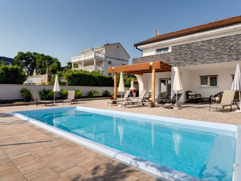 Ferienhaus Pinezići