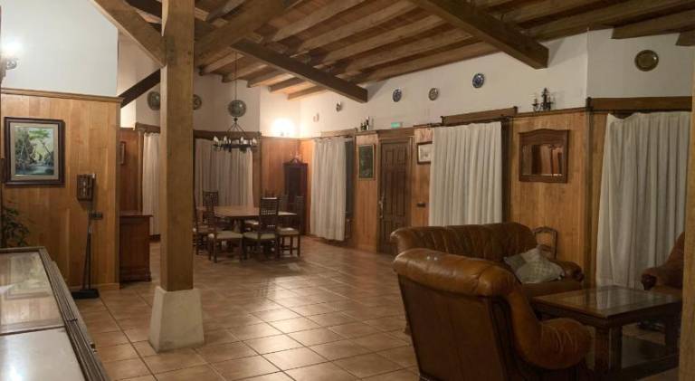 House with pool — photo 4