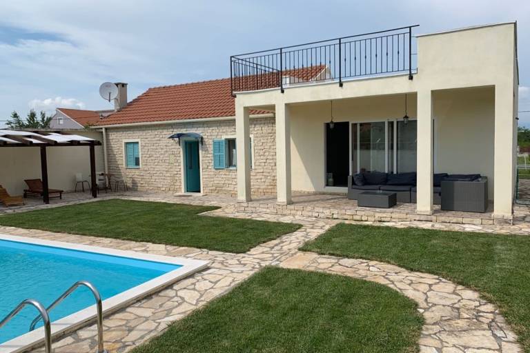 Vacation home with garden, private pool & terrace in Zadar